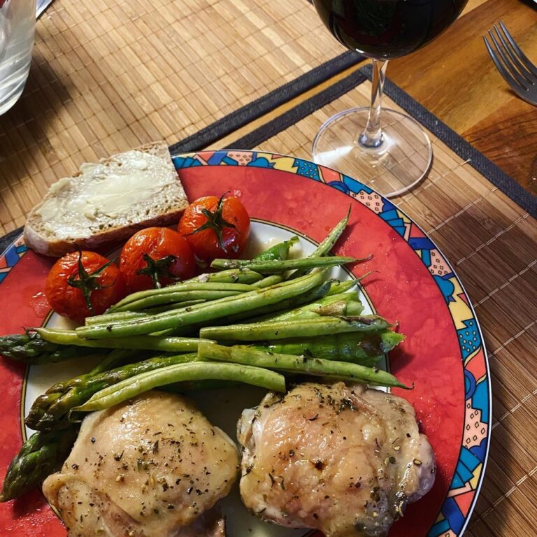 Chicken and asparagus tray bake, courtesy of the Snook. 😍