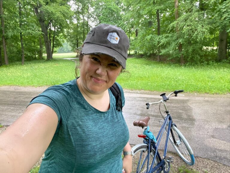 Finished my longest ride - 35km - north along the Isar. Had to wait out a sudden rainstorm under a tree! The reward - my first Maß of the season! 🚴‍♀️🌦🍺