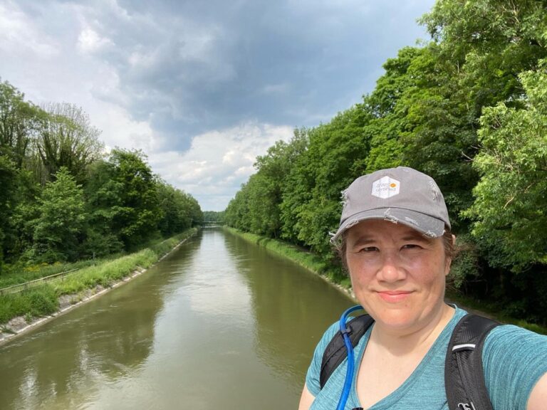 Finished my longest ride - 35km - north along the Isar. Had to wait out a sudden rainstorm under a tree! The reward - my first Maß of the season! 🚴‍♀️🌦🍺