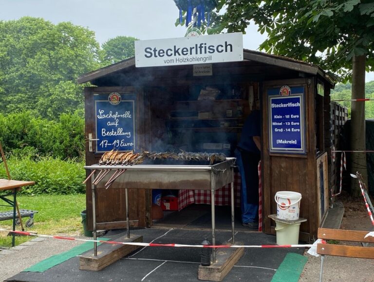 Sunday lunch in Westpark! The Rosengarten is in full bloom. 🌹❤️ Steckerlfisch and Schweinhaxen on offer today… 🍻(2021 Biergarten Count: 8)