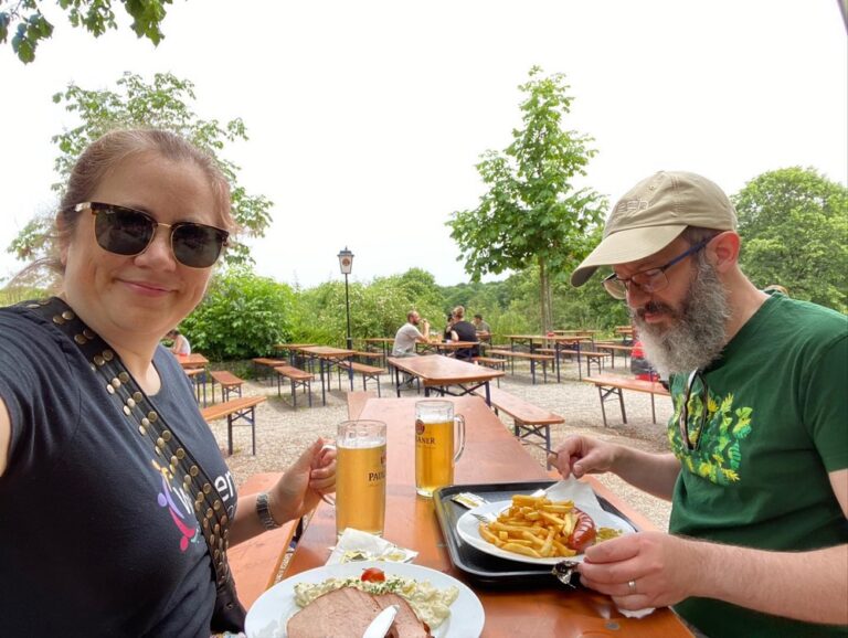 Sunday lunch in Westpark! The Rosengarten is in full bloom. 🌹❤️ Steckerlfisch and Schweinhaxen on offer today… 🍻(2021 Biergarten Count: 8)