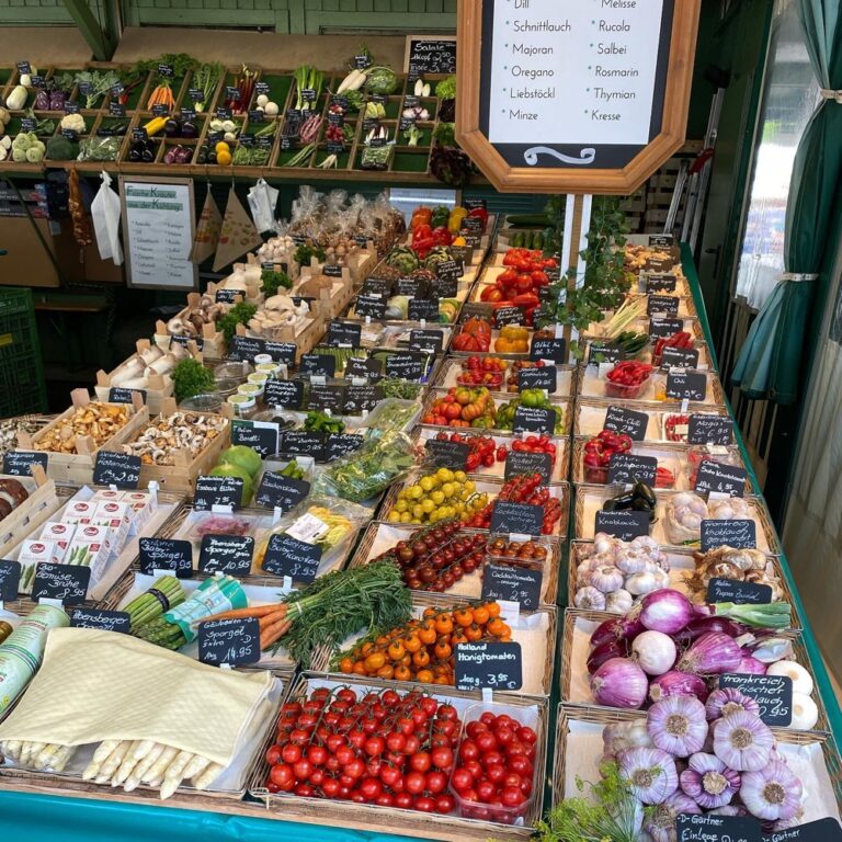 Impromptu bike ride to the Viktualienmarkt to pick up some treats for the 4th of July. It was actually quite crowded! (We masked up. Most didn’t.) 😷😷