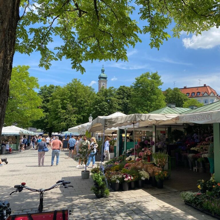 Impromptu bike ride to the Viktualienmarkt to pick up some treats for the 4th of July. It was actually quite crowded! (We masked up. Most didn’t.) 😷😷