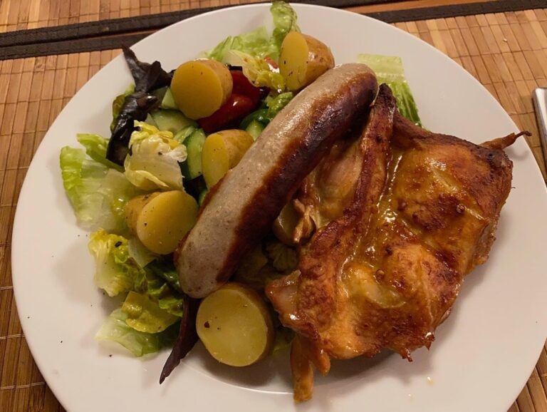 Happy 4th of July from rainy Munich! The Snook made us a Grillteller (grill plate) with garlic chicken thigh, bratwurst, and salad. And a homemade sour cherry pastry! 🍒