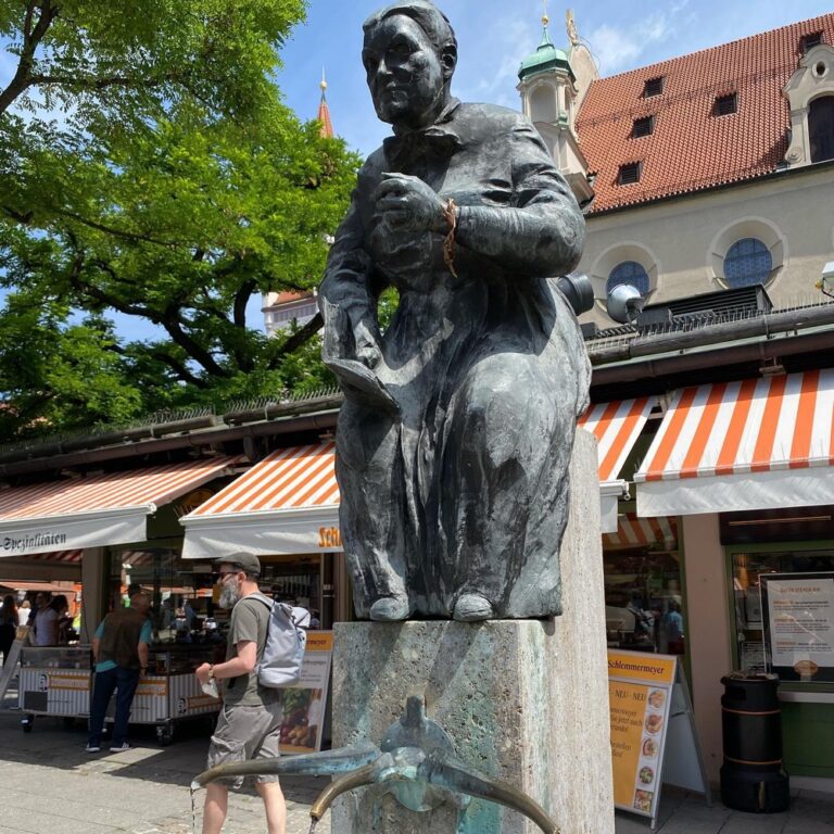 Impromptu bike ride to the Viktualienmarkt to pick up some treats for the 4th of July. It was actually quite crowded! (We masked up. Most didn’t.) 😷😷