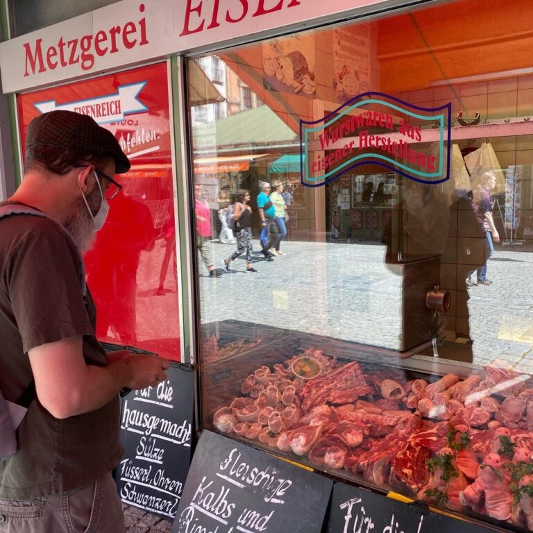 Impromptu bike ride to the Viktualienmarkt to pick up some treats for the 4th of July. It was actually quite crowded! (We masked up. Most didn’t.) 😷😷