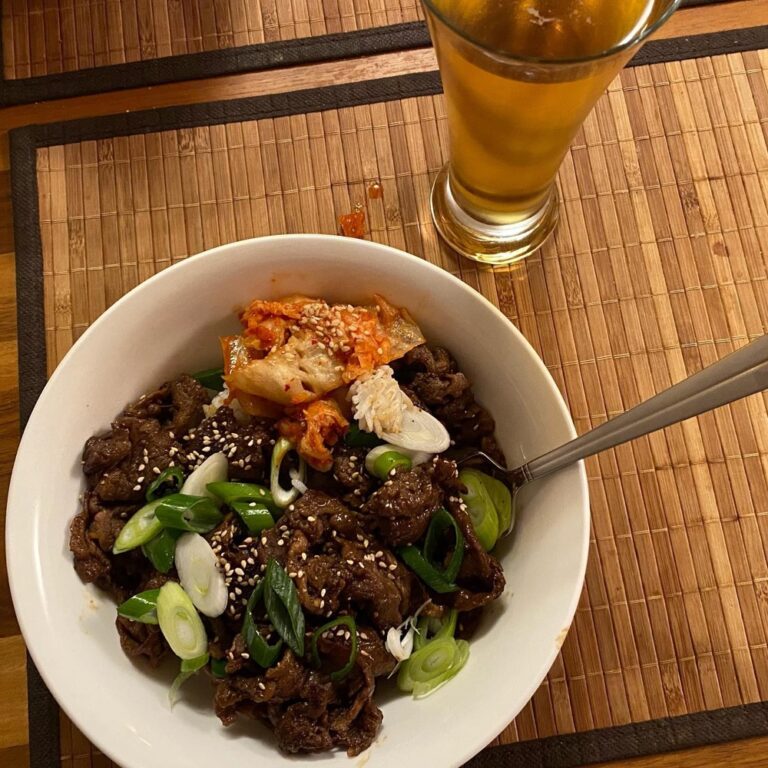 Homemade bulgogi with kimchi and beer. 😍🍚