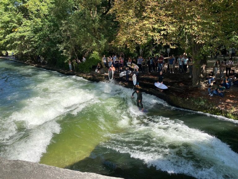 Halfway through a long ride in the Englischer Garten on a beautiful Autumn day… ❤️🚴‍♀️🍁🌻