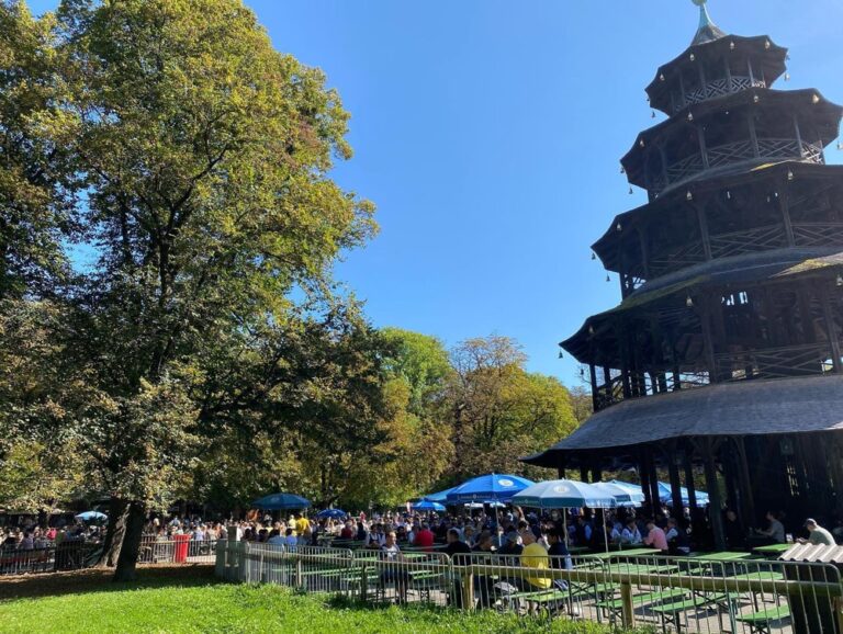 Halfway through a long ride in the Englischer Garten on a beautiful Autumn day… ❤️🚴‍♀️🍁🌻