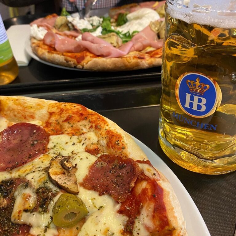 Airport food. 🍕🍻