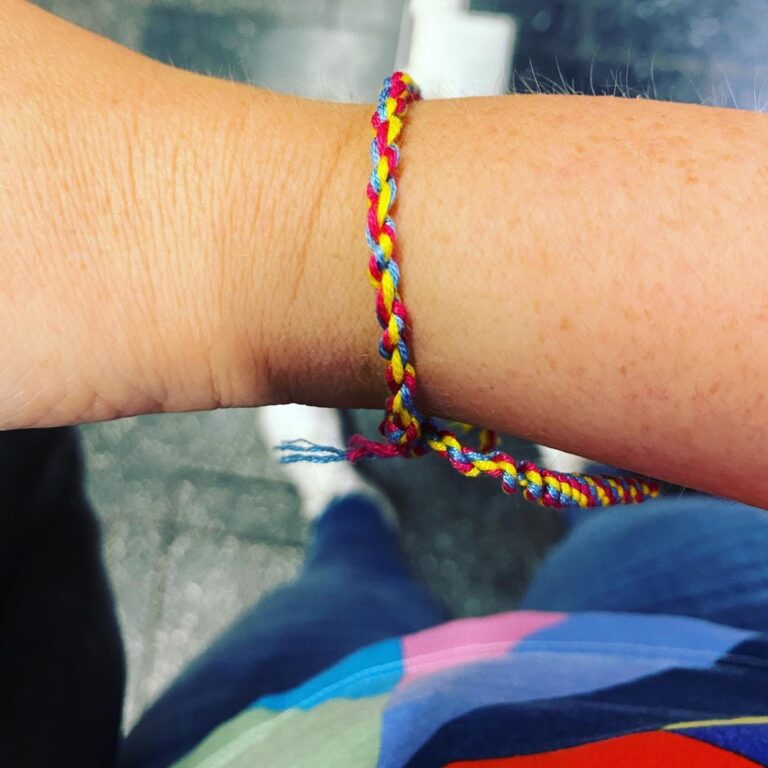 “Möchten Sie Bänder kaufen?” Two little girls were selling friendship bracelets on the footpath. Who could say no to that? 🌈