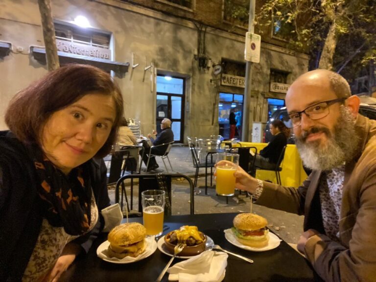 “Royal con Queso” (lol) and patatas bravas and craft beer for our last night in Barcelona… 🍻🍔