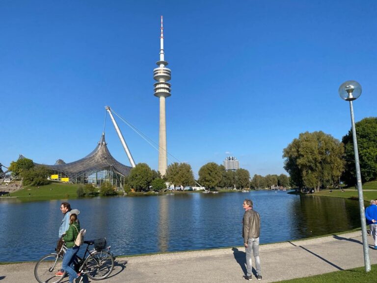 26km ride today past Nymphenburg, through Olympiapark, into the Englischer Garten Nord and all the way south to the city, through Marienplatz and the Altstadt to Sendlinger Tor and then home… Pretty much the greatest hits of Munich! 🚴‍♀️🍂