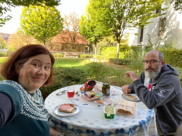 The Föhn is on! It’s a warm, dry wind from the mountains and it’s resulted in a warm, sunny Autumn day. We’re taking advantage by having lunch on the garden while we can… ❤️🍂🍁