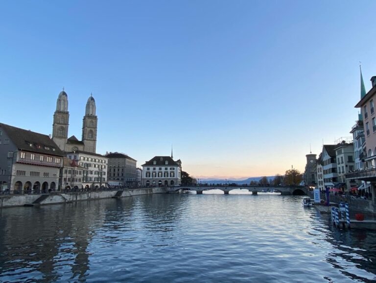 Zürich at dusk is very, very pretty. 🏔🌅