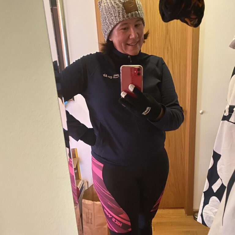 Leveled up my cycling gear again this week with thermal tights and undershirt. It’s fine for now, but I think I’m gonna need another layer for my legs if it gets much colder. 🚴‍♀️🥶