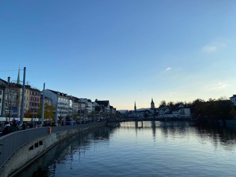 Zürich at dusk is very, very pretty. 🏔🌅