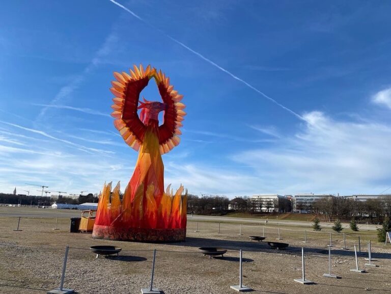 Geboostet! (Rodd got his a few days ago.) Also checked out the Tollwood sculptures set up on the Wiese. 🦄🎄