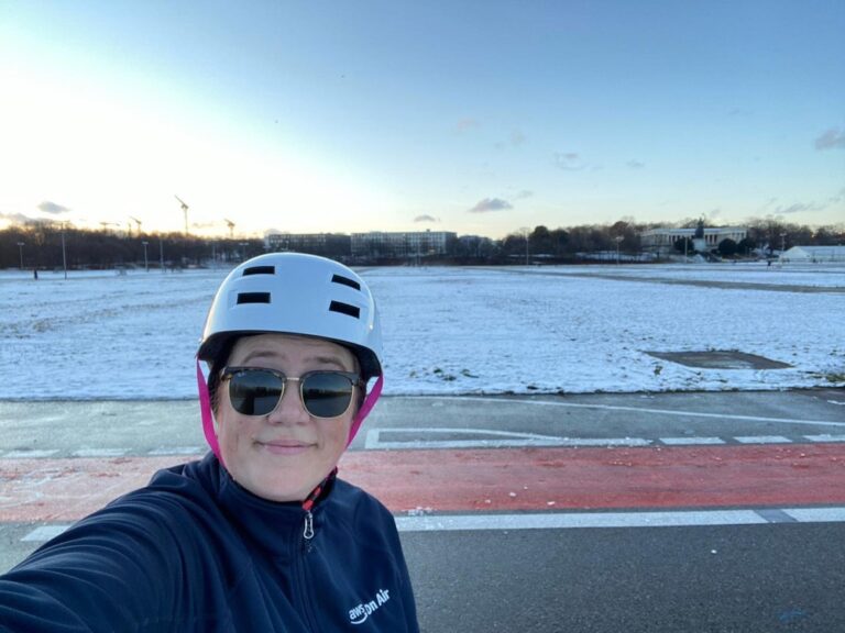 11km (6.5mi) in the snow! Tested out my new cold weather gear. Not too bad… 🚴‍♀️❄️ https://strava.app.link/9eM7XBxzEmb