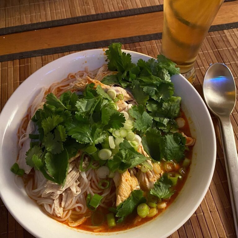 Tasty dinner! 20-Minute Thai Red Curry Noodle Soup With Chicken from @seriouseats and @kenjilopezalt. 🍜