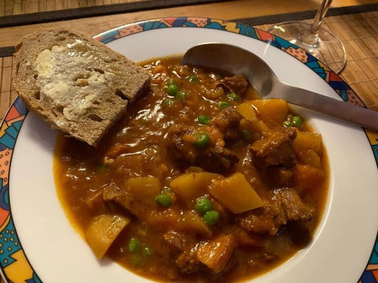 Beef stew and butter bread, homemade from scratch by me 🥣 and the Snook 🍞.