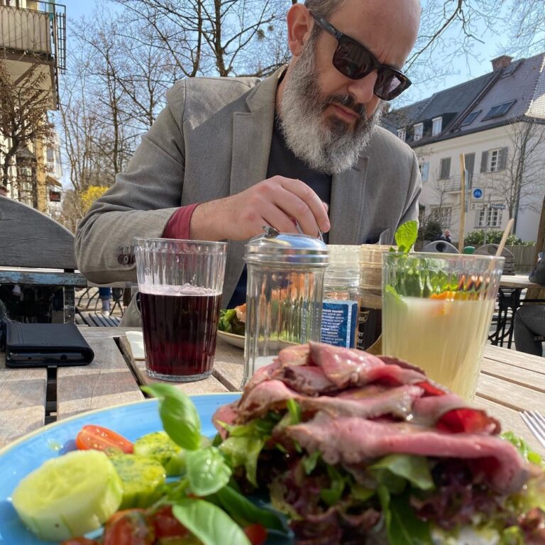 It feels like Spring! We took the bikes out for a ride to Schloss Nymphenburg and a lovely brunch at Alleecafé7. 🚴‍♀️🏰🥪