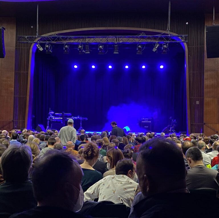 Thanks to a very generous colleague, we scored free last minute tickets to see Bill Bailey tonight!!