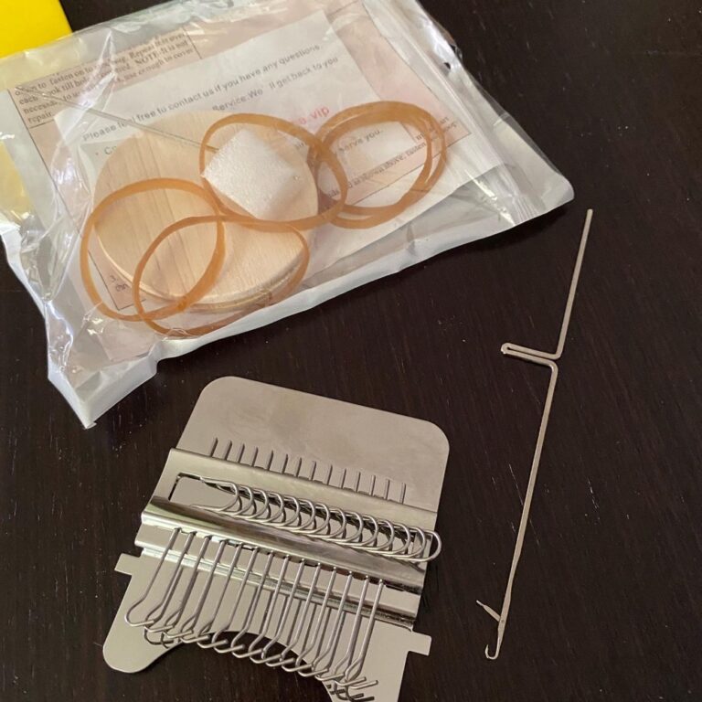 I bought my first loom! This tiny little kit is used for darning and mending holes in woven and knitted garments. Very useful… except it also came with that extra piece on the right, which has a sort of latch hook on it. I cannot find any explanation how that is used. (In at least one YouTube video, the crafter admits she has no idea either!) Anybody know? 🧶🧦