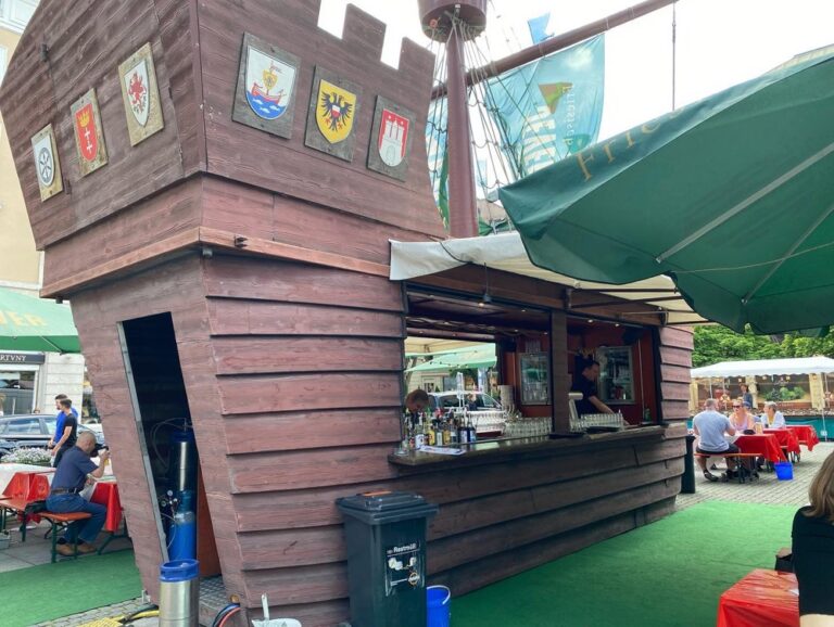 Yesterday was a public holiday in Bavaria so today is a “Brückentag” (Bridge Day) for a 4-day weekend. We are checking out the Hamburger Fischmarkt, a travelling market/festival from Hamburg that has brought beer and seafood to the middle of Munich. (2022 Biergarten count: 5) 🍻🏴‍☠️🎣