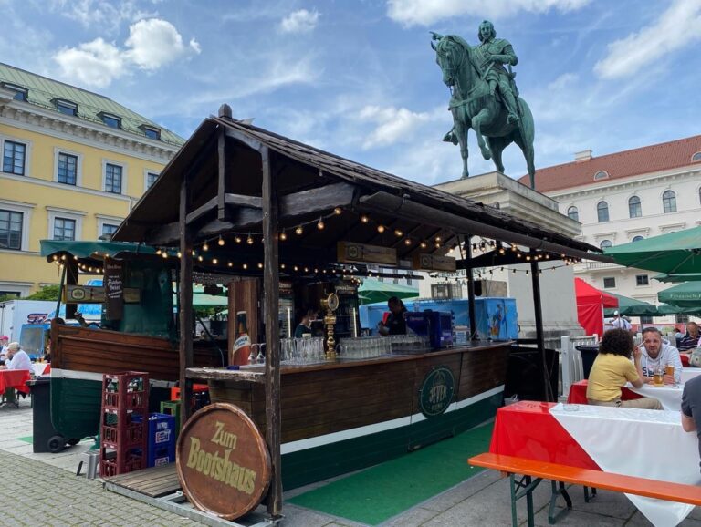 Yesterday was a public holiday in Bavaria so today is a “Brückentag” (Bridge Day) for a 4-day weekend. We are checking out the Hamburger Fischmarkt, a travelling market/festival from Hamburg that has brought beer and seafood to the middle of Munich. (2022 Biergarten count: 5) 🍻🏴‍☠️🎣