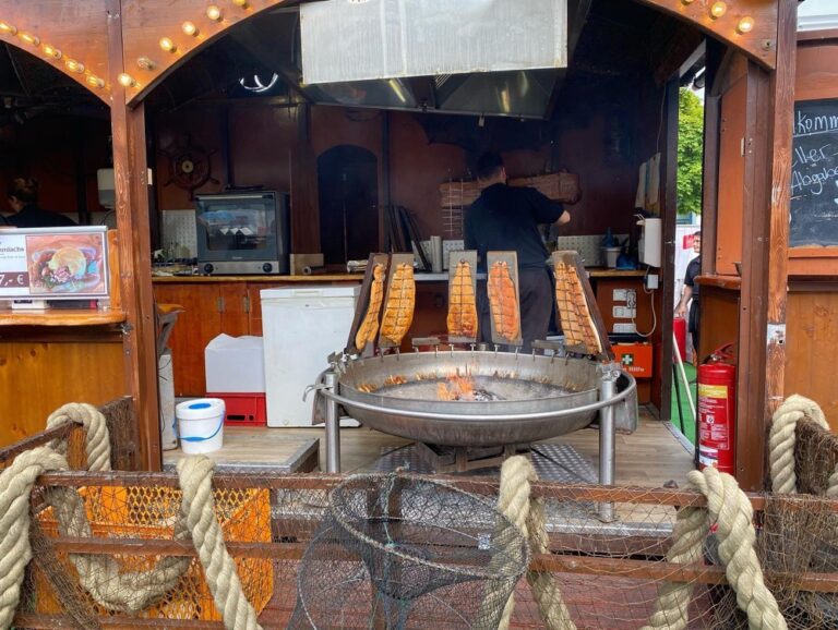 Yesterday was a public holiday in Bavaria so today is a “Brückentag” (Bridge Day) for a 4-day weekend. We are checking out the Hamburger Fischmarkt, a travelling market/festival from Hamburg that has brought beer and seafood to the middle of Munich. (2022 Biergarten count: 5) 🍻🏴‍☠️🎣