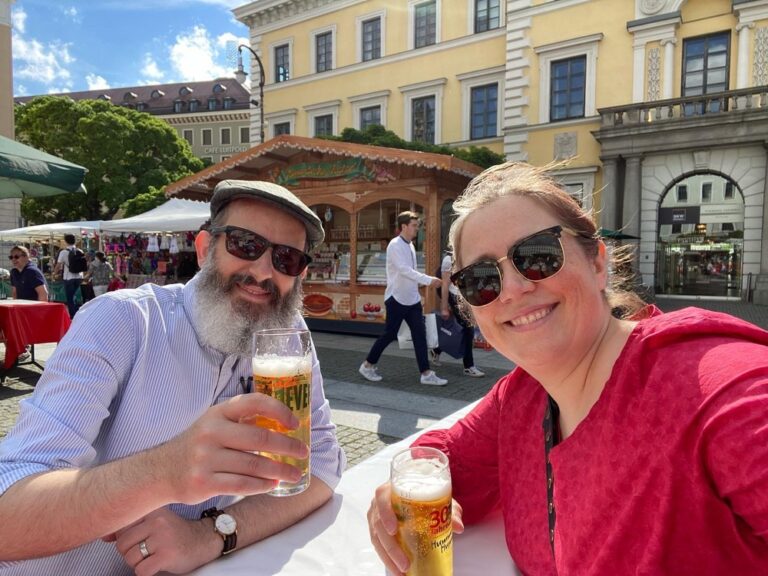 Yesterday was a public holiday in Bavaria so today is a “Brückentag” (Bridge Day) for a 4-day weekend. We are checking out the Hamburger Fischmarkt, a travelling market/festival from Hamburg that has brought beer and seafood to the middle of Munich. (2022 Biergarten count: 5) 🍻🏴‍☠️🎣