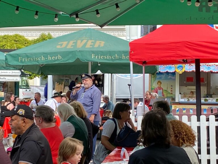 Yesterday was a public holiday in Bavaria so today is a “Brückentag” (Bridge Day) for a 4-day weekend. We are checking out the Hamburger Fischmarkt, a travelling market/festival from Hamburg that has brought beer and seafood to the middle of Munich. (2022 Biergarten count: 5) 🍻🏴‍☠️🎣