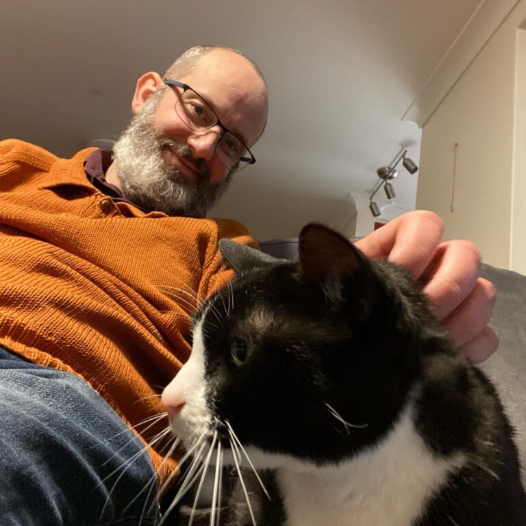 The most important reunion of all… ❤️🐈‍⬛ (He remembered us!! Apparently @cactusknitkelly has been helping him count down the days until our visit. 😻)