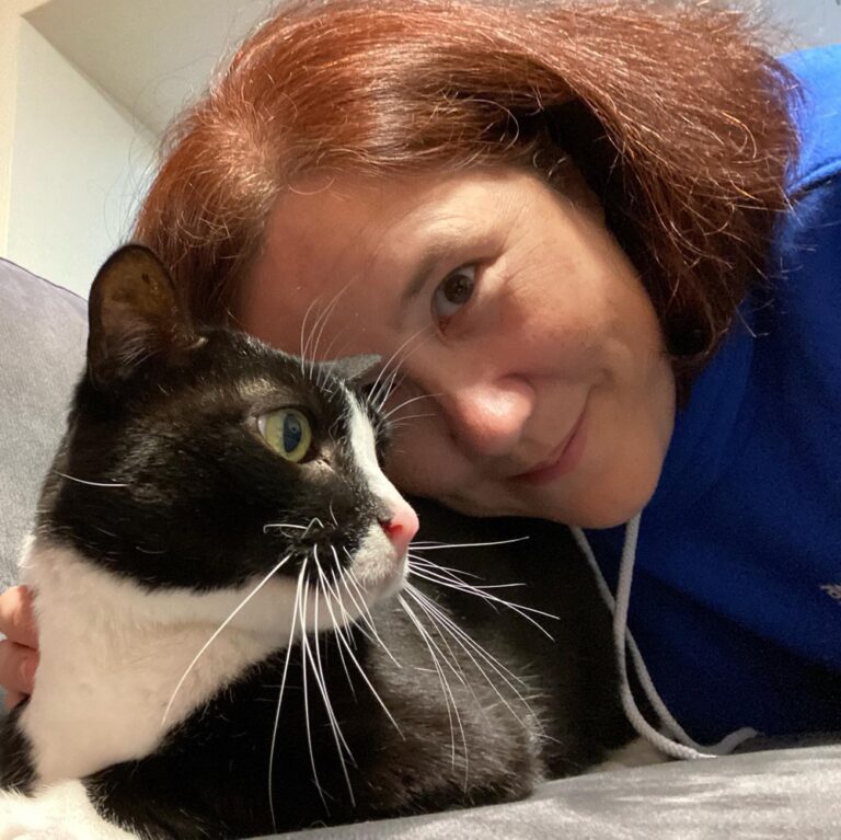 The most important reunion of all… ❤️🐈‍⬛ (He remembered us!! Apparently @cactusknitkelly has been helping him count down the days until our visit. 😻)