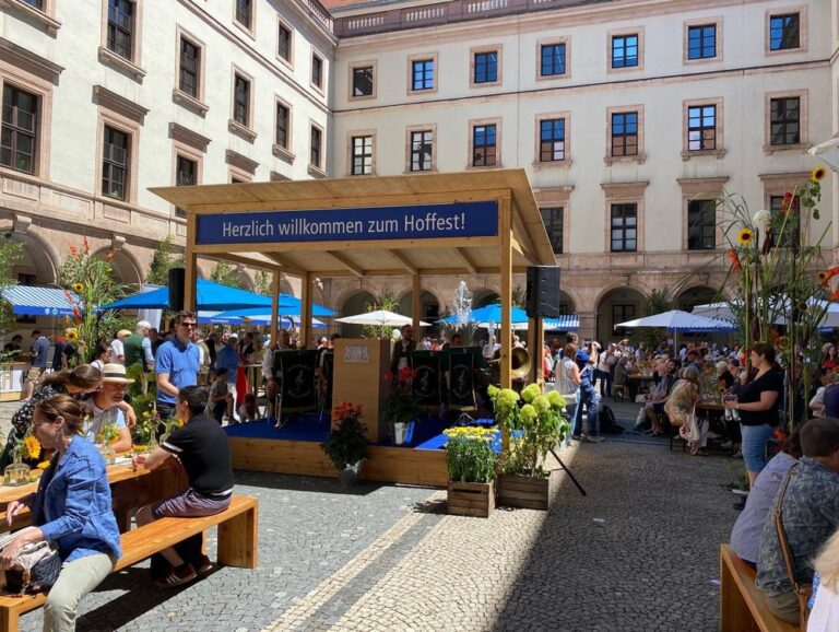 Hoffest! A summer festival put on by the Munich agriculture ministry. Lots of regional delicacies and info about plants and animals. ☀️🌱🐝🍻