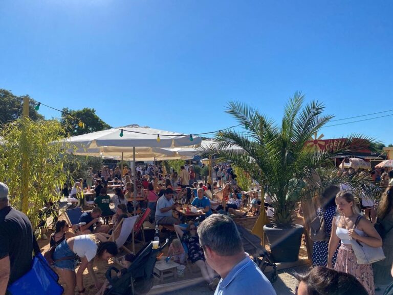 Two festivals in one day! Tollwood is a free summer festival with music, art, and lots of eco/organic/hippie stalls. I never knew I needed to hear a German Jungle Swing ukulele band playing “Lovecats”. ☀️🎶🍻🌺