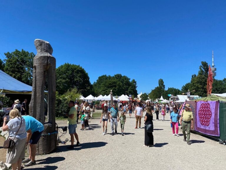 Two festivals in one day! Tollwood is a free summer festival with music, art, and lots of eco/organic/hippie stalls. I never knew I needed to hear a German Jungle Swing ukulele band playing “Lovecats”. ☀️🎶🍻🌺