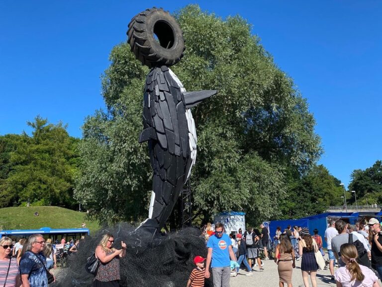 Two festivals in one day! Tollwood is a free summer festival with music, art, and lots of eco/organic/hippie stalls. I never knew I needed to hear a German Jungle Swing ukulele band playing “Lovecats”. ☀️🎶🍻🌺