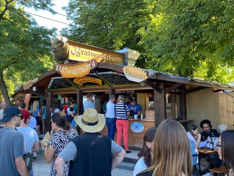 Two festivals in one day! Tollwood is a free summer festival with music, art, and lots of eco/organic/hippie stalls. I never knew I needed to hear a German Jungle Swing ukulele band playing “Lovecats”. ☀️🎶🍻🌺