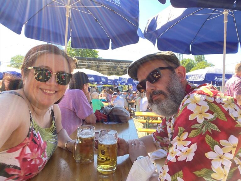 Two festivals in one day! Tollwood is a free summer festival with music, art, and lots of eco/organic/hippie stalls. I never knew I needed to hear a German Jungle Swing ukulele band playing “Lovecats”. ☀️🎶🍻🌺