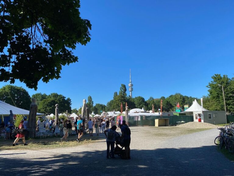 Two festivals in one day! Tollwood is a free summer festival with music, art, and lots of eco/organic/hippie stalls. I never knew I needed to hear a German Jungle Swing ukulele band playing “Lovecats”. ☀️🎶🍻🌺