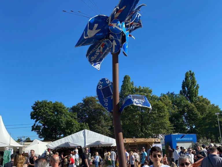 Two festivals in one day! Tollwood is a free summer festival with music, art, and lots of eco/organic/hippie stalls. I never knew I needed to hear a German Jungle Swing ukulele band playing “Lovecats”. ☀️🎶🍻🌺