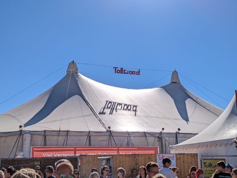 Two festivals in one day! Tollwood is a free summer festival with music, art, and lots of eco/organic/hippie stalls. I never knew I needed to hear a German Jungle Swing ukulele band playing “Lovecats”. ☀️🎶🍻🌺