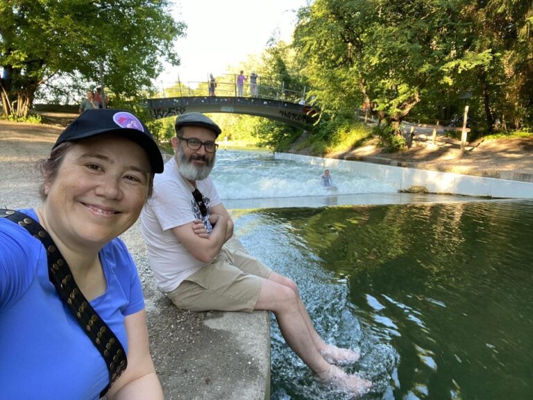 Evening ride to the Surfwelle Floßlände. Dipped our toes in the Isar… ❤️🌊🏄‍♀️