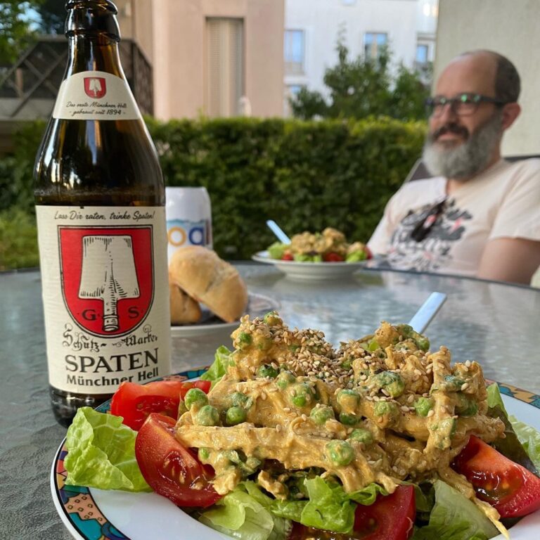 Dinner al fresco. Green curry chicken salad and @spaten_br. 🥗🍺