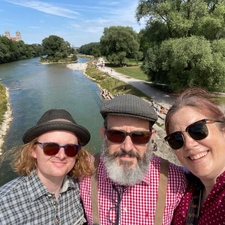 Final photo dump from today’s excursion to the “Jakobidult” Auer Dult festival in Munich. It’s like a fun fair crossed with a giant flea market. @the_englishtenor had bought Lederhosen, so we joined him in wearing our Tracht. 🍻