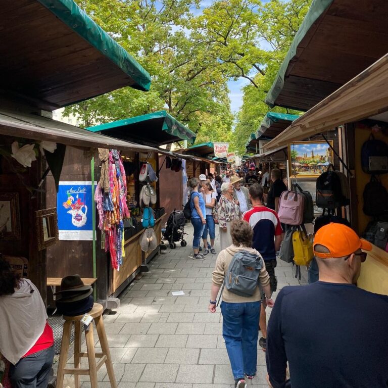 Final photo dump from today’s excursion to the “Jakobidult” Auer Dult festival in Munich. It’s like a fun fair crossed with a giant flea market. @the_englishtenor had bought Lederhosen, so we joined him in wearing our Tracht. 🍻