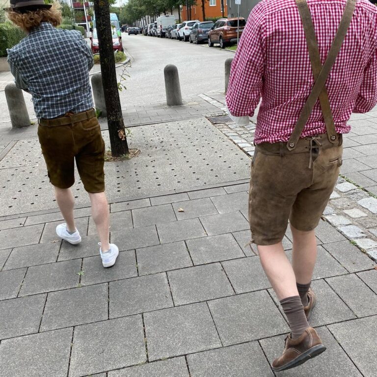 Final photo dump from today’s excursion to the “Jakobidult” Auer Dult festival in Munich. It’s like a fun fair crossed with a giant flea market. @the_englishtenor had bought Lederhosen, so we joined him in wearing our Tracht. 🍻