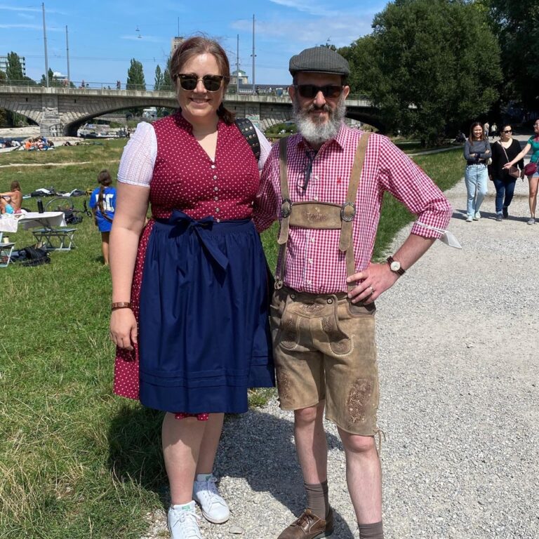 Final photo dump from today’s excursion to the “Jakobidult” Auer Dult festival in Munich. It’s like a fun fair crossed with a giant flea market. @the_englishtenor had bought Lederhosen, so we joined him in wearing our Tracht. 🍻